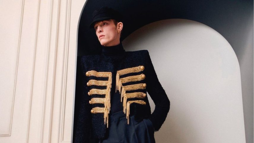 Modelo em preto e dourado da Balmain — Foto: Divulgação