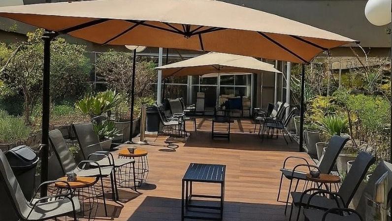 Jardim a céu aberto no hotel Tryp na área de embarque do aeroporto de Guarulhos: É permitido fumar no local, mas é preciso pagar uma taxa para isso
