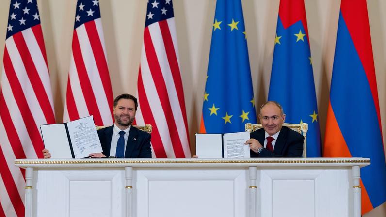 1 de 1 imagem colorida mostra vice-presidente dos EUA e premiê da Armênia - Metrópoles