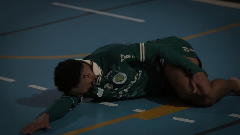 Jé, pivô do Atlético-PI, chora e bate no chão da quadra após se lesionar contra o Boca Juniors no Superclássico das Américas 2026