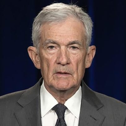Powell permanece no Fed como interino até posse de Warsh