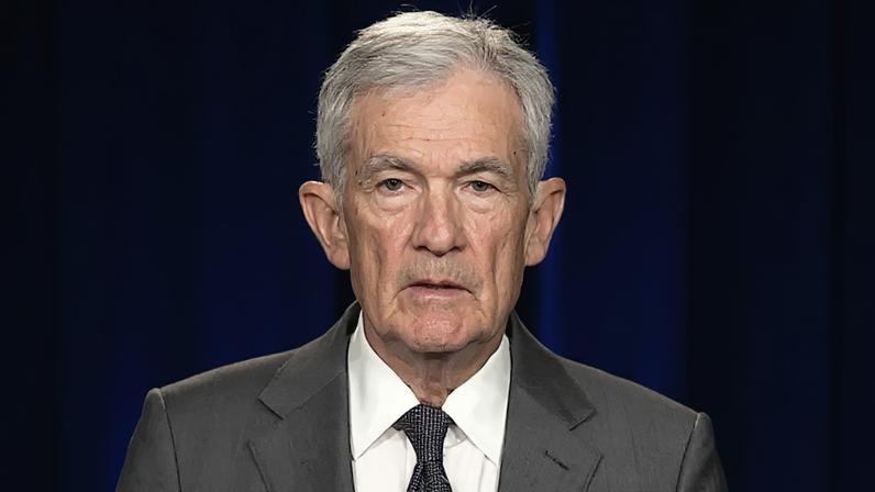 Powell permanece no Fed como interino até posse de Warsh