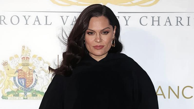 Jessie J escolheu um moletom preto e largo para o Royal Variety Performance de 2025