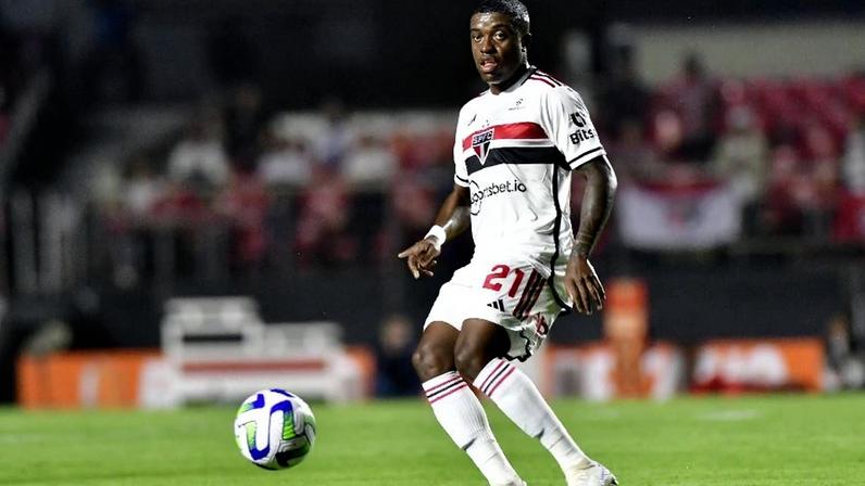 Jhegson Méndez, volante do São Paulo, durante partida contra o Ituano.