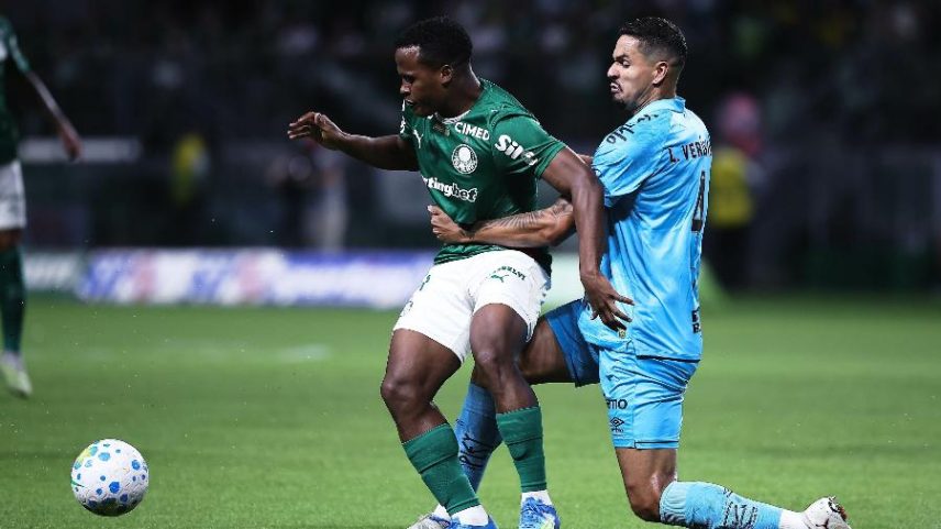 Jhon Arias em disputa com Lucas Veríssimo no clássico entre Palmeiras x Santos pelo Brasileirão