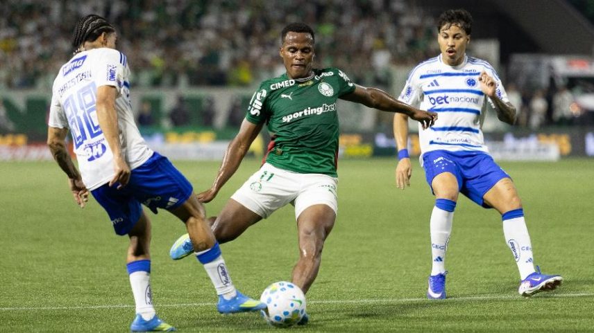 Jhon Arias tenta jogada na partida entre Palmeiras e Cruzeiro pelo Campeonato Brasileiro 2026