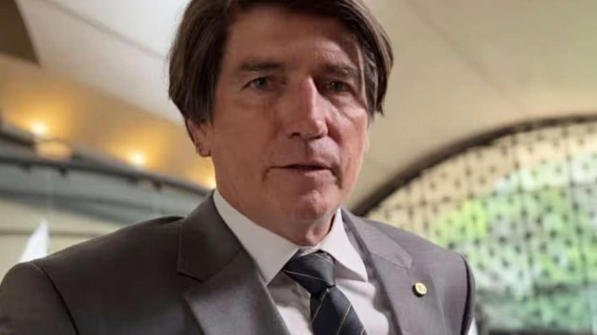 Jim Caviezel caracterizado como Jair Bolsonaro em filmagem de 'Dark Horse'