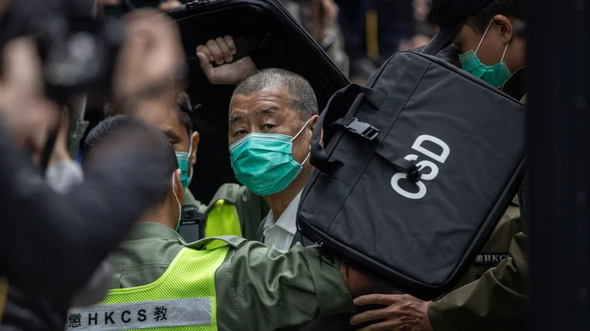 Em foto de fevereiro de 2021, Jimmy Lai é escoltado enquanto se dirige ao tribunal onde respondia a processo por apoiar protestos pró-democracia em Hong Kong. (Foto: Jerome Favre/EFE/EPA)