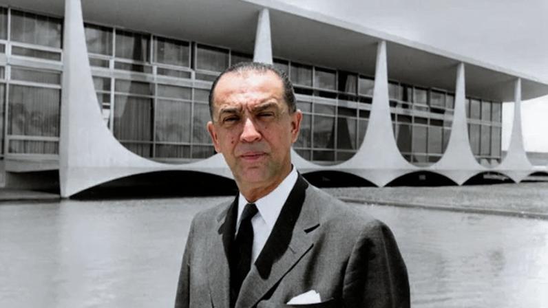 Ex-presidente Juscelino Kubitschek em frente ao Palácio da Alvorada