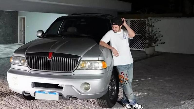 João Augusto exibe carro raro de Gugu dos anos 2000: 'O favorito do meu pai'