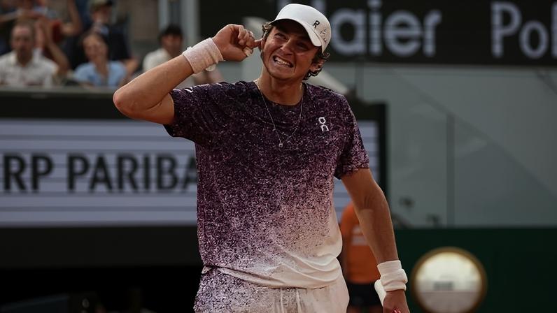 João Fonseca brincando com a torcida durante jogo contra Djokovic em Roland Garros