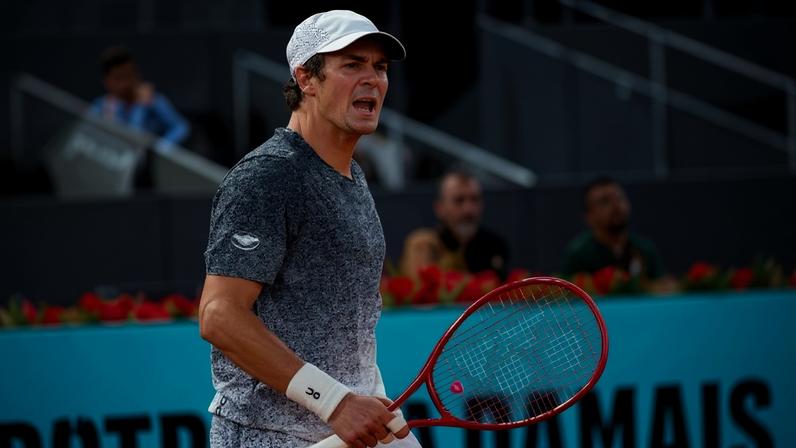 João Fonseca celebra ponto contra Rafael Jódar, no Masters 1000 de Madri
