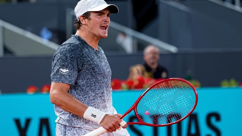 João Fonseca celebra ponto contra Rafael Jódar, no Masters 1000 de Madri