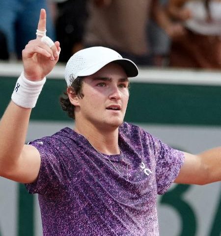 João Fonseca celebra vitória sobre Dino Prizmic em Roland Garros