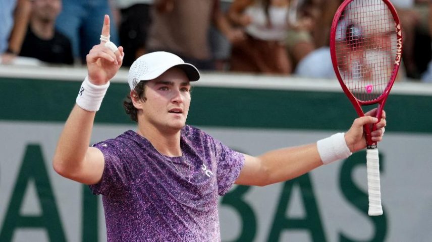 João Fonseca celebra vitória sobre Dino Prizmic em Roland Garros