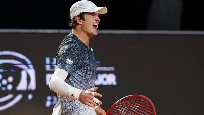 João Fonseca comemora em partida contra o sérvio Hamad Medjedovic, no Masters 1000 de Roma