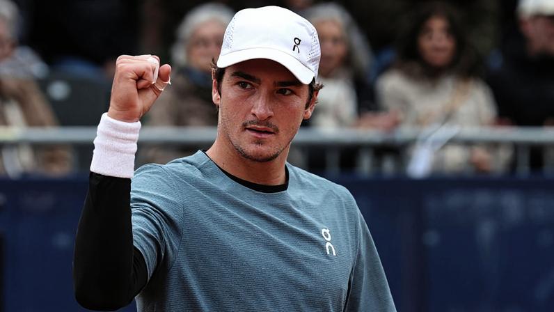 João Fonseca comemora ponto durante jogo contra Arthur Rinderknech pelas oitavas do ATP 500 de Munique