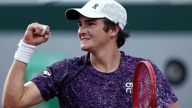 João Fonseca comemora vitória contra Djokovic em Roland Garros