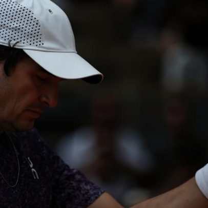 Fonseca vence Djokovic após quase 5h e avança às oitavas em Roland Garros