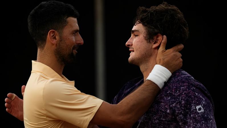 João Fonseca cumprimenta Novak Djokovic após vencer o sérvio na 3ª rodada de Roland Garros