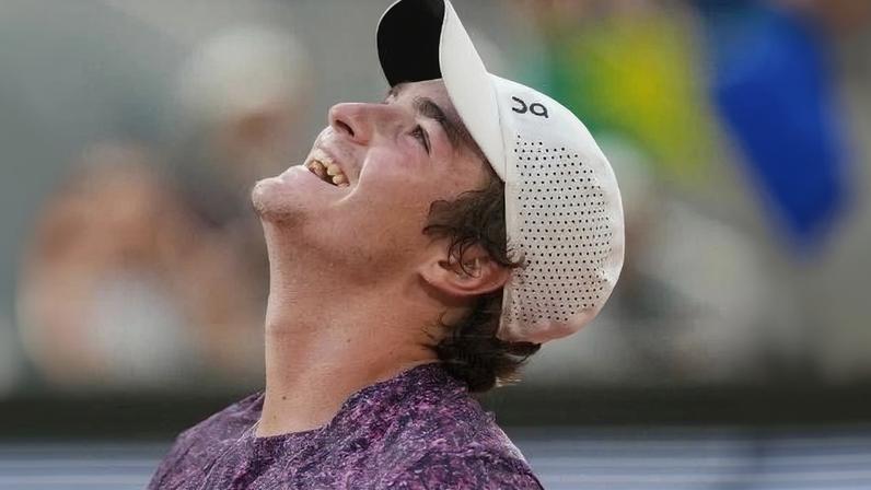 João Fonseca elimina Novak Djokovic em Roland Garros