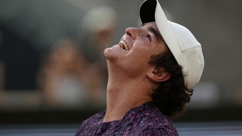 João Fonseca elimina Novak Djokovic em Roland Garros