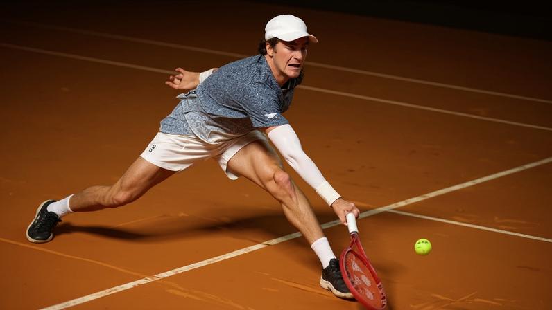 João Fonseca em ação contra Hamad Medjedovic no Torneio de Roma