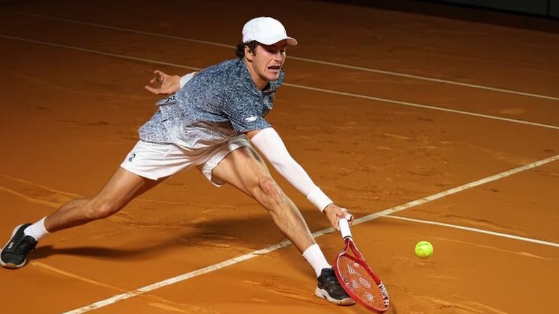 João Fonseca em ação contra Hamad Medjedovic no Torneio de Roma