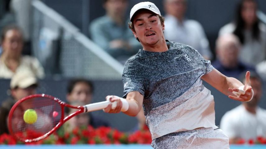 João Fonseca em ação contra Rafael Jódar, pelo Masters 1000 de Madri