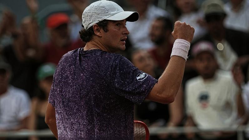 João Fonseca comemora ponto contra Novak Djokovic em Roland Garros