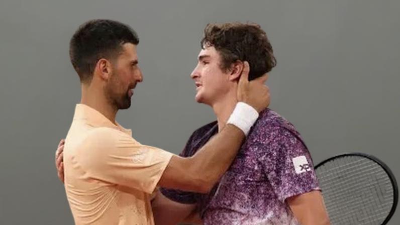 João Fonseca e Novak Djokovic em Roland Garros