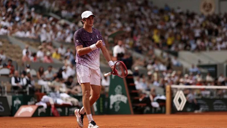 João Fonseca vira mais um 2 a 0 e elimina Novak Djokovic em Roland Garros