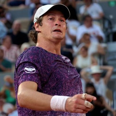 Brasileiro João Fonseca vence Djokovic em duelo histórico no Roland Garros