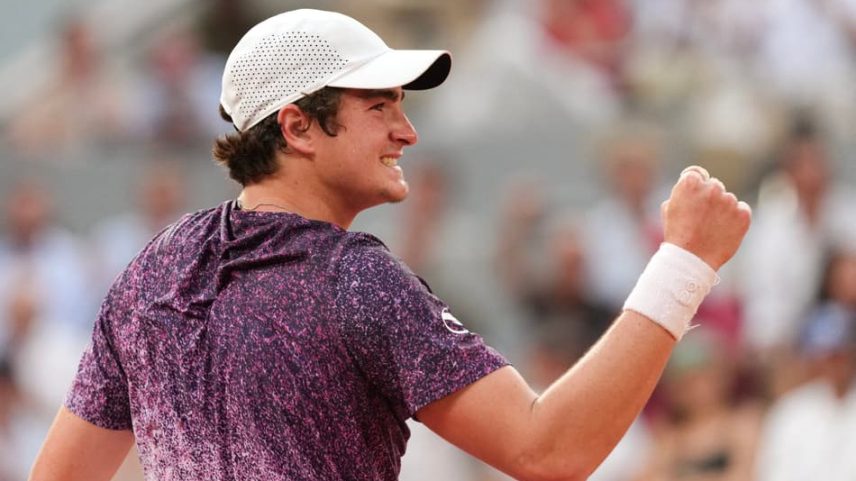 João Fonseca comemora vitória sobre Djokovic em Roland Garros (Foto: Dimitar DILKOFF / AFP)