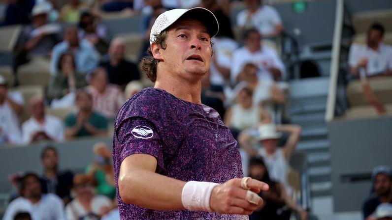 O brasileiro João Fonseca durante partida contra o sérvio Novak Djokovic, nesta sexta-feira (29). (Foto: CHRISTOPHE PETIT TESSON/EFE/EPA)