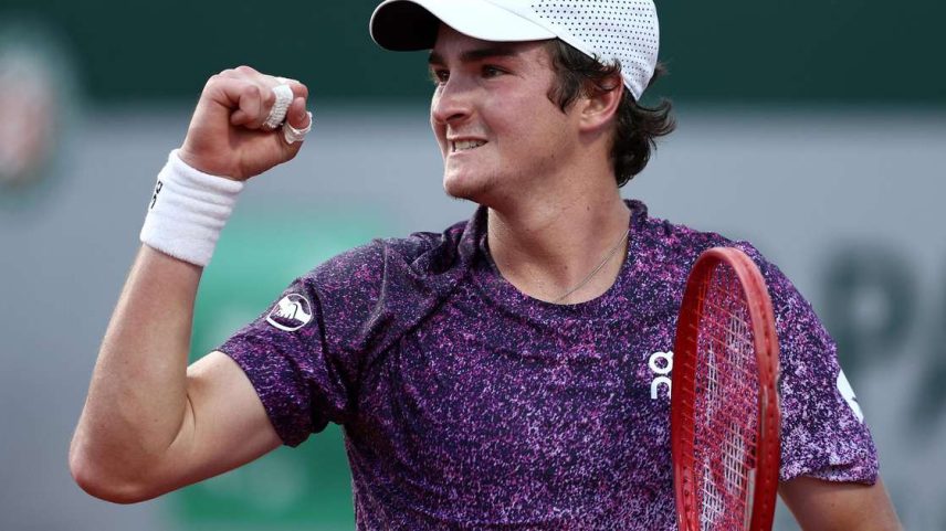 João Fonseca vibra ao vencer na segunda rodada de Roland Garros