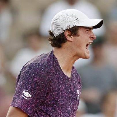 Fonseca vence e encara Djokovic em Roland Garros após virada inédita