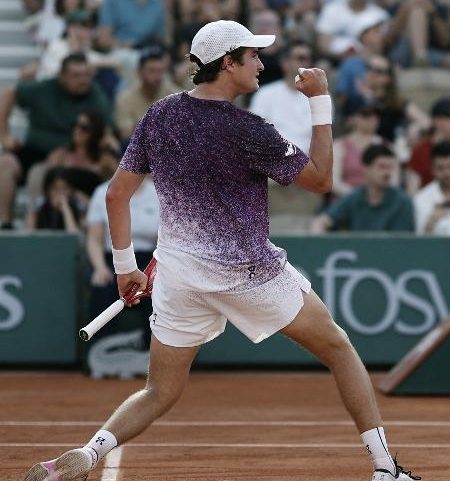 João Fonseca vibra com ponto na estreia em Roland Garros