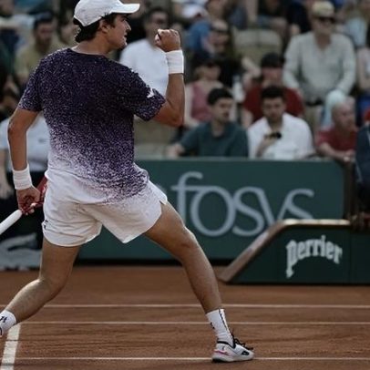 João Fonseca vence francês de 240º do mundo e avança em Roland Garros