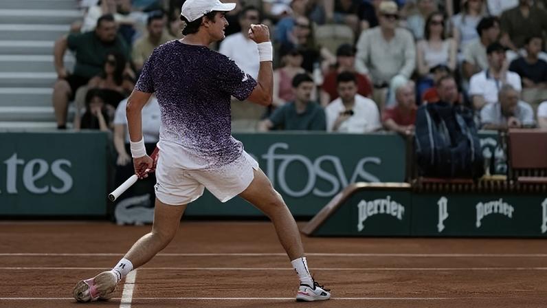 João Fonseca vibra com ponto na estreia em Roland Garros