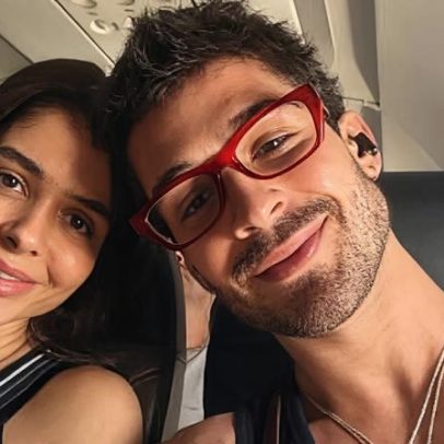 João Guilherme posa ao lado da mãe, que completa 45 anos