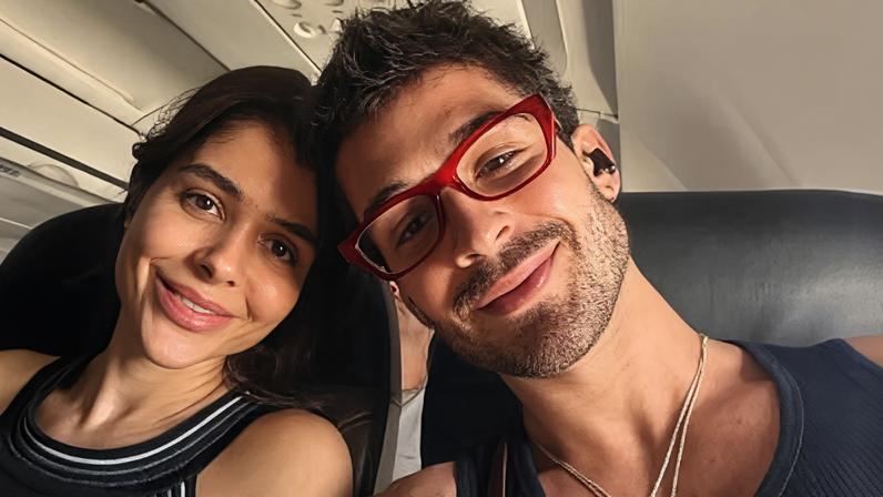 João Guilherme posa ao lado da mãe, que completou 45 anos