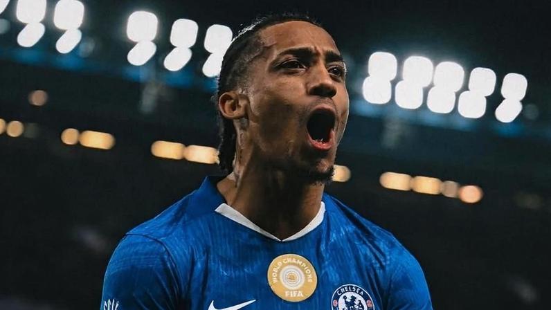 João Pedro celebra gol do Chelsea sobre o Leeds em jogo do Campeonato Inglês
