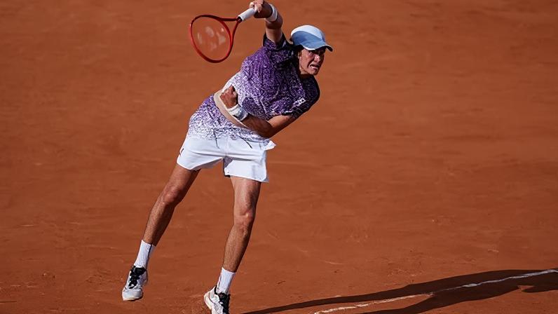 João Fonseca na partida contra Luka Pavlovic, válida pela primeira rodada de Roland Garros