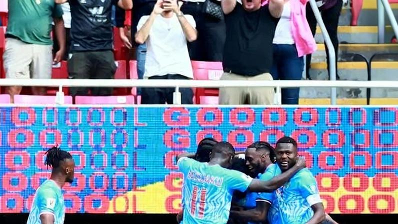 Jogadores da RD Congo comemoram gol contra a Jamaica, pela repescagem da Copa do Mundo