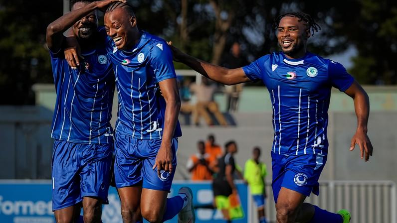 Jogadores do Al Hilal celebram gol marcado