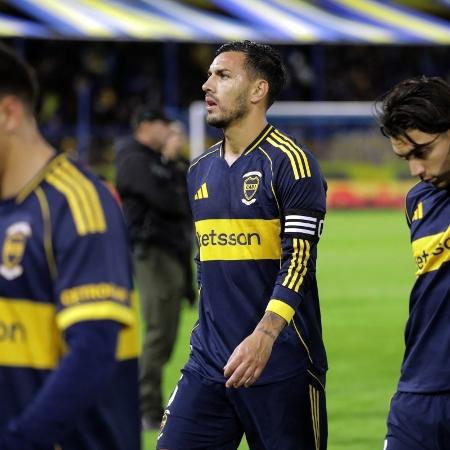 Jogadores do Boca Juniors deixam campo após eliminação para o Huracán pelo Campeonato Argentino