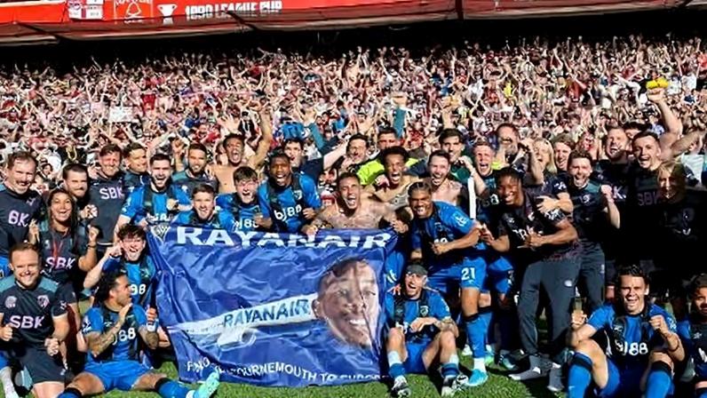 Jogadores do Bournemouth com a bandeira 'Rayanair', em comemoração à vaga para a Liga Europa