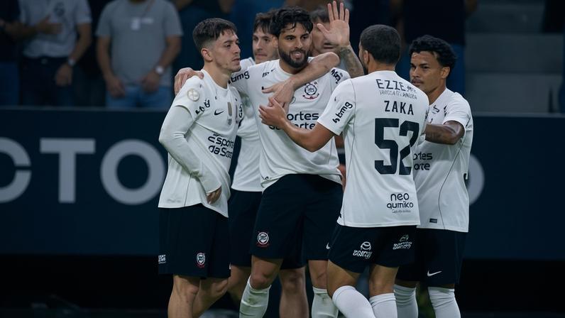 Jogadores do Corinthians comemoram gol de Yuri Alberto contra o Barra-SC pela Copa do Brasil
