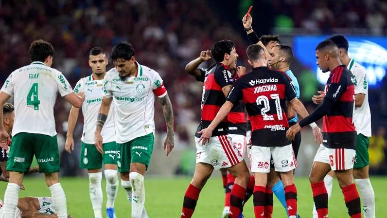 Davi Lacerda expulsa Carrascal, do Flamengo, no jogo contra o Palmeiras, pelo Brasileirão